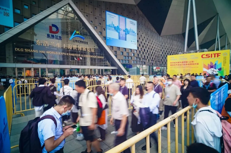 大咖云集话机器人融合互通应用创新，上交会智能机器人创新大会成功举办。